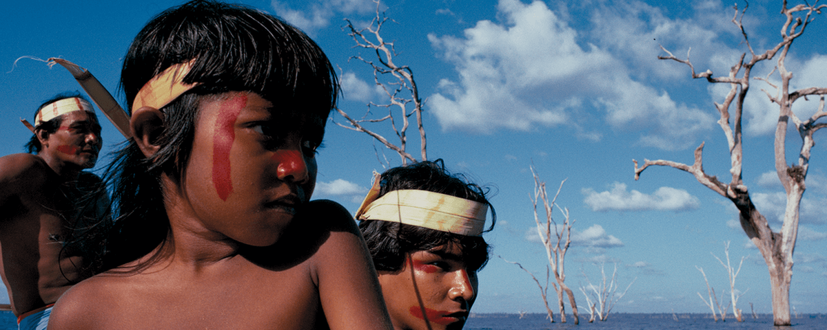 Três índios em fotografia na exposição "Hiromi Nagakura até a Amazônia com Ailton Krenak". 