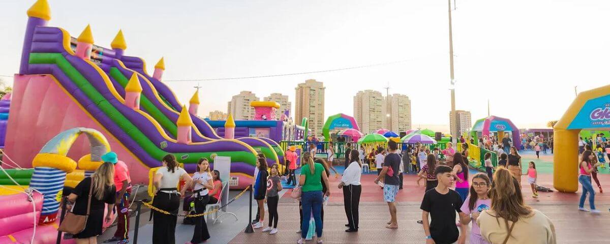 O Parque Gloob Super Jump é uma ótima programação para as férias de janeiro. Ele possui diversos brinquedos infláveis para as crianças. 