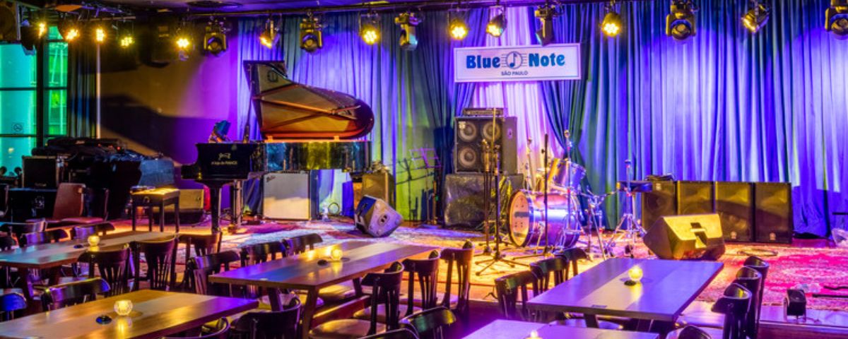 Outra opção para celebrar o Dia Nacional da Bossa Nova é o Blue Note. O espaço possui diversas mesas e um palco onde os artistas de apresentam. 