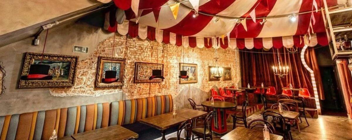 Outro entre os restaurantes divertidos em SP é o The Circus Bar & Kitchen. A decoração do espaço é toda inspirada em circo.