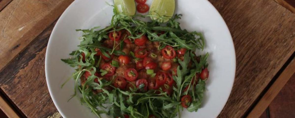 Prato de salada com rúcula e tomatinhos. 