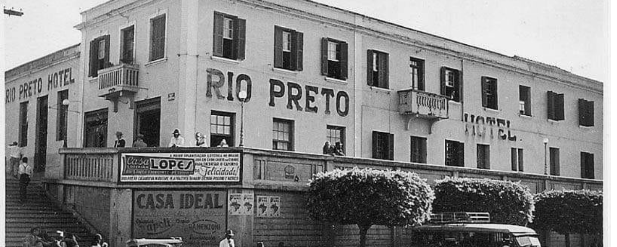 Retrato antigo, em preto e branco, de um hotel na cidade de São José do Rio Preto.  