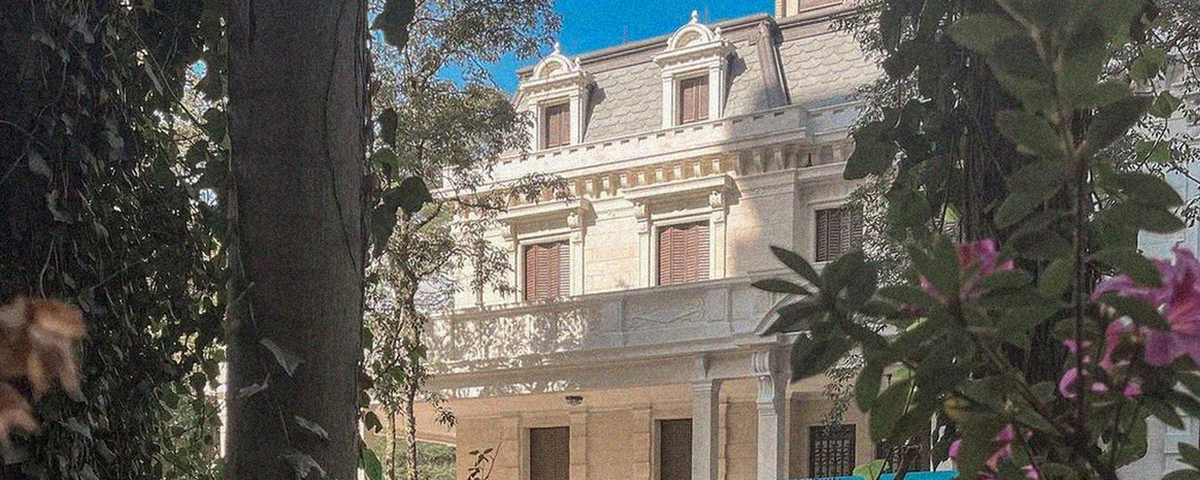 Janelas da Casa das Rosas, que possui uma arquitetura antiga e a cor branca.