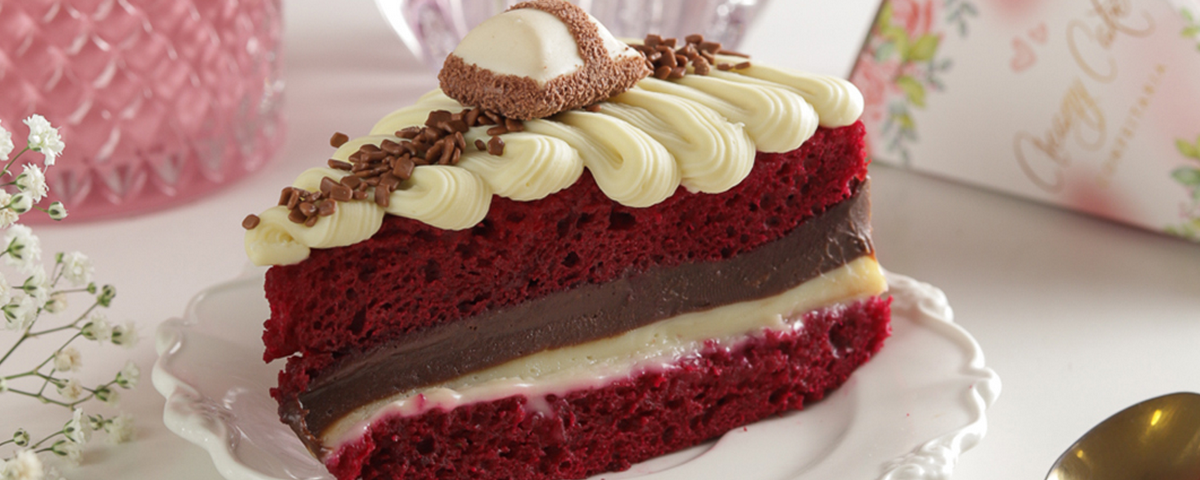 Torta red velvet com recheio e cobertura de brigadeiro branco e preto. 