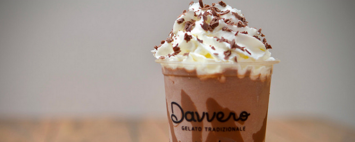 Milkshake servido na Davvero possui calda de chocolate, chantilly e pedaços de chocolate em cima. 