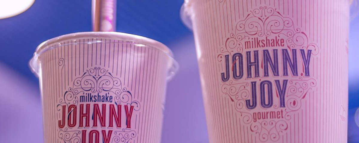 Copos do Johnny Joy, loja especializada em milkshake. 