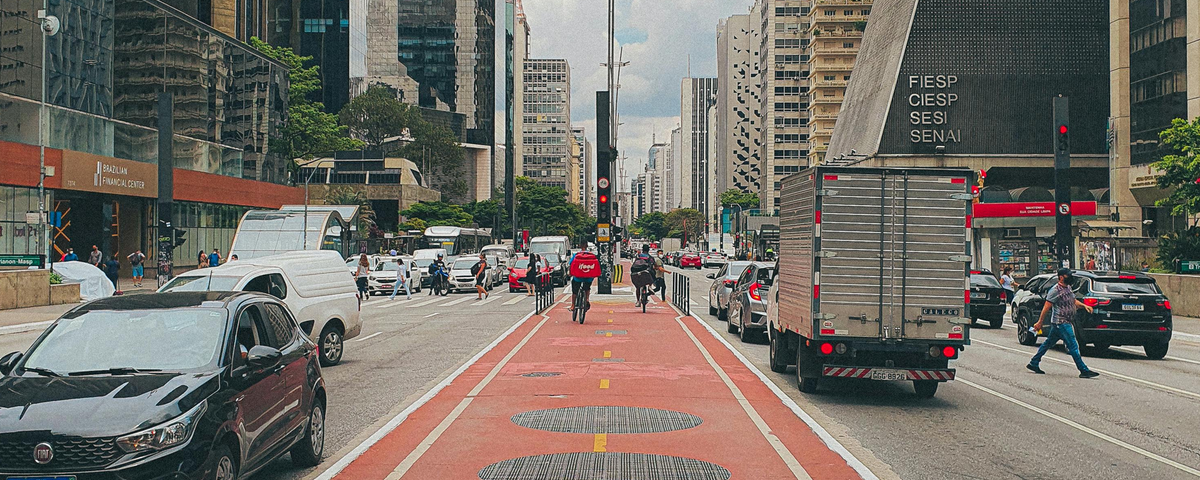 A Avenida Paulista possui mãos para carros e uma ciclovia no meio. 