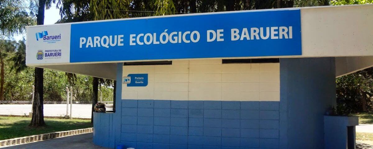 Placa na cor azul na entrada do Parque Ecológico de Barueri. 