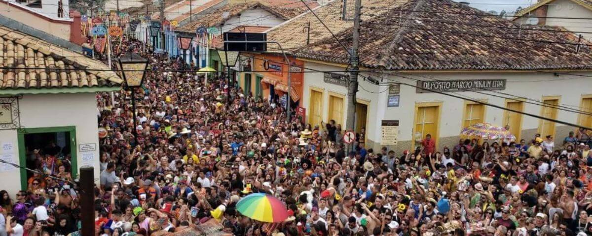 Multidão em bloquinho nas ruas da cidade de São Luiz do Paraitinga. 