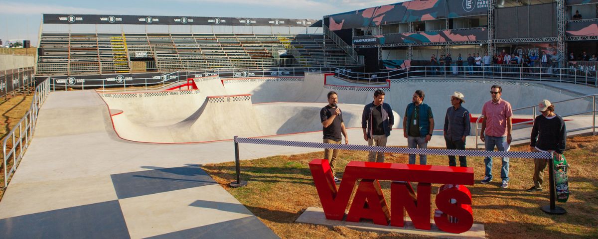 O Vans Skate Park possui um grande bowl de skate e o nome VANS escrito em um letreiro vermelho no gramado.