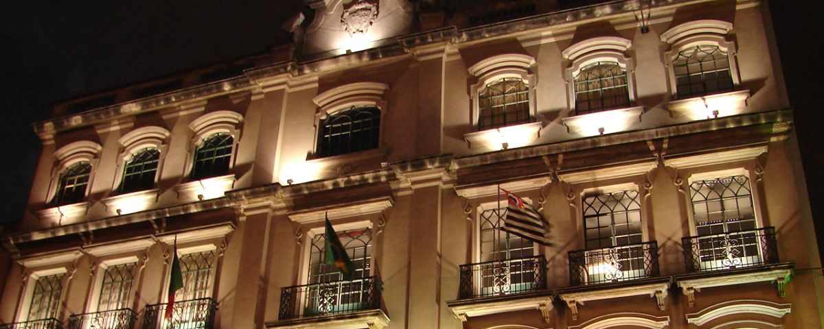 A Casa de Portugal, um símbolo da Cultura Lusitana, é branca e fica iluminada durante a noite. 