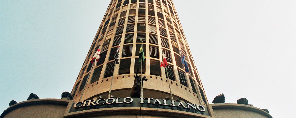Edifício Itália que possui o nome "Circolo Italiano" escrito na fachada. 
