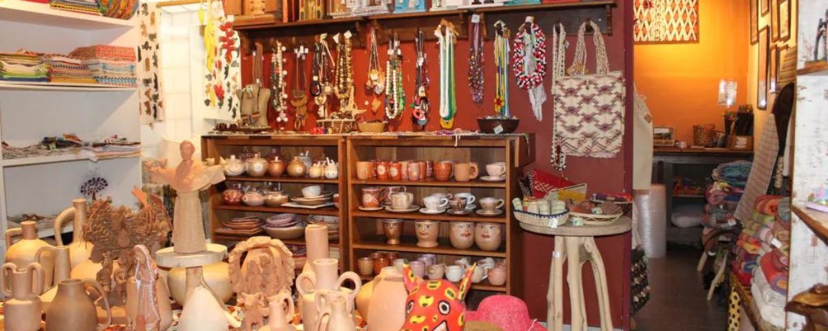 Loja com diversos itens de artesanato feitos a mão. 