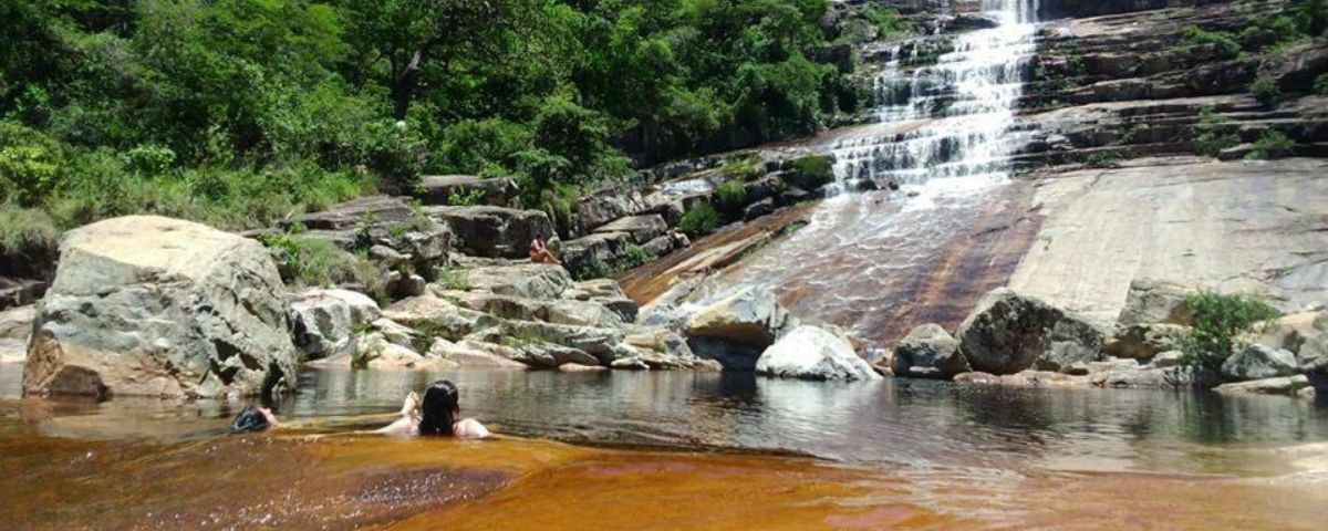 Cachoeira com diversas pedras. 