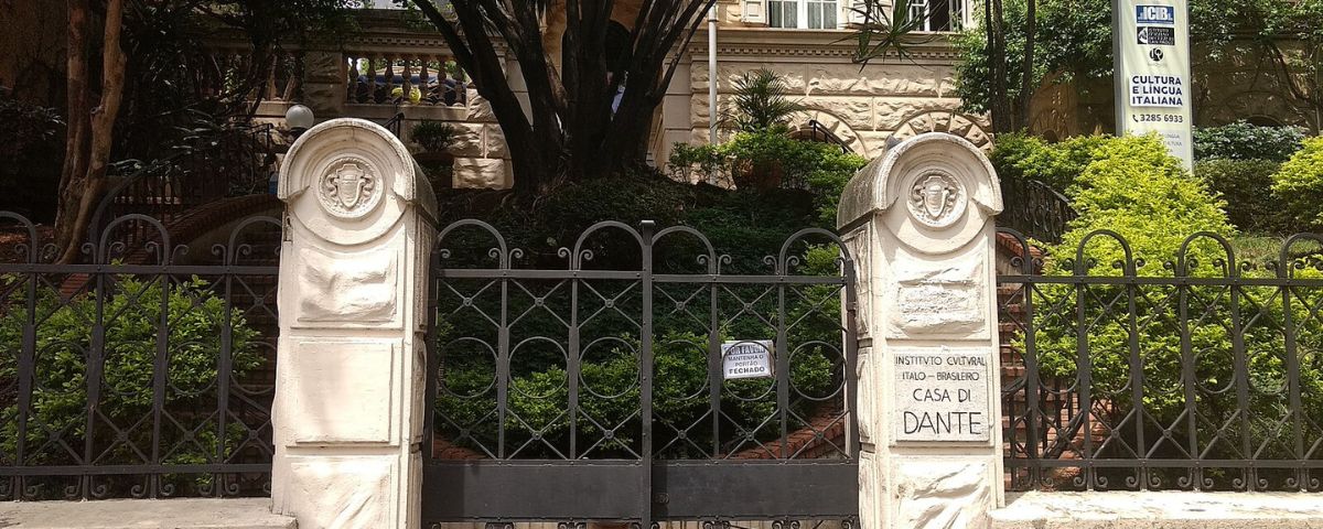 Portão de entrada do Instituto Cultural Ítalo Brasileiro possui as cores preto e branco. 