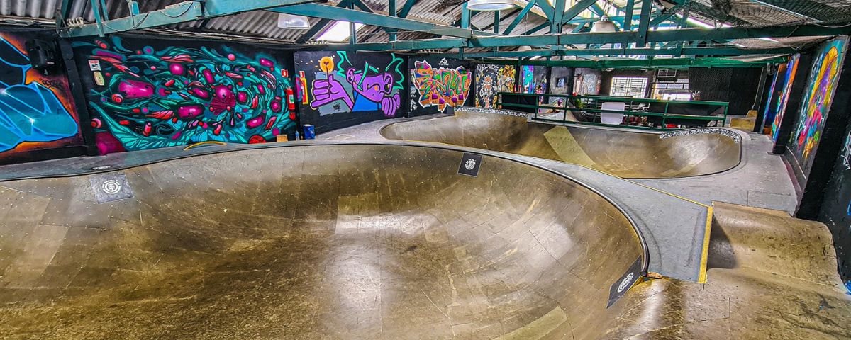 O Manifesto Skate Park possui dois grandes bowls de skate. 
