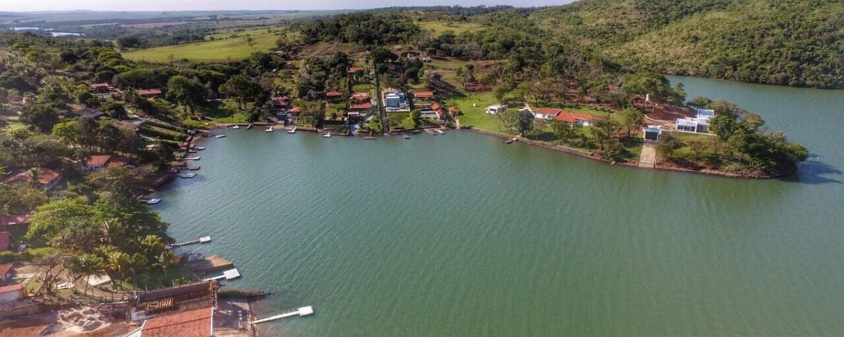 Grande lago na região de Angra Paulista. 