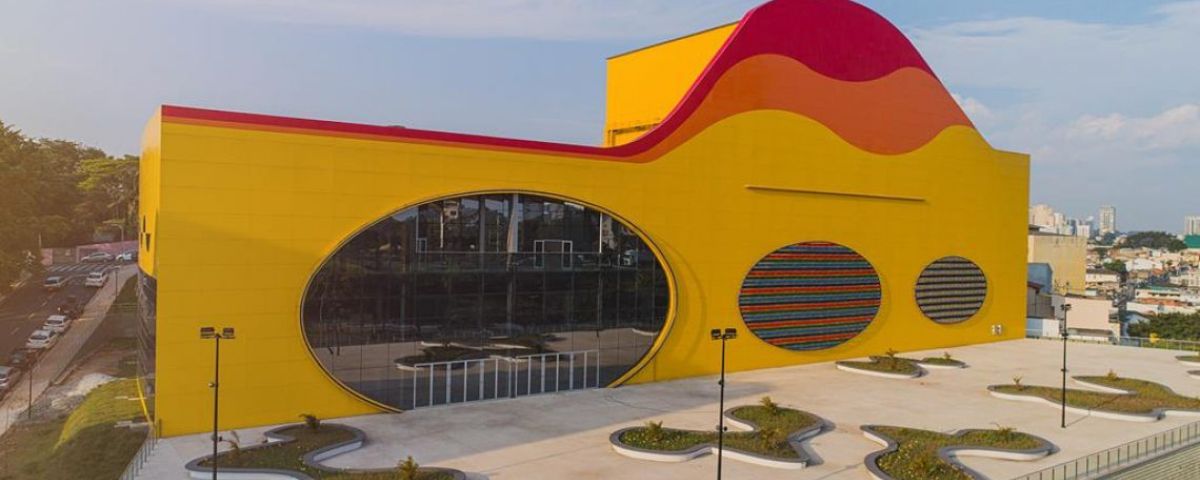 O Complexo Cultural Praça das Artes possui as cores amarelo, laranja e vermelho. A construção é bem moderna e tem um design curvilíneo incrível. Ele está localizado em Alphaville SP. 