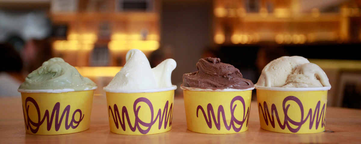 Quatro copinhos de sorvete da Momo Gelateria, um símbolo carioca, perfeito para celebrar o aniversário do Rio de Janeiro. 