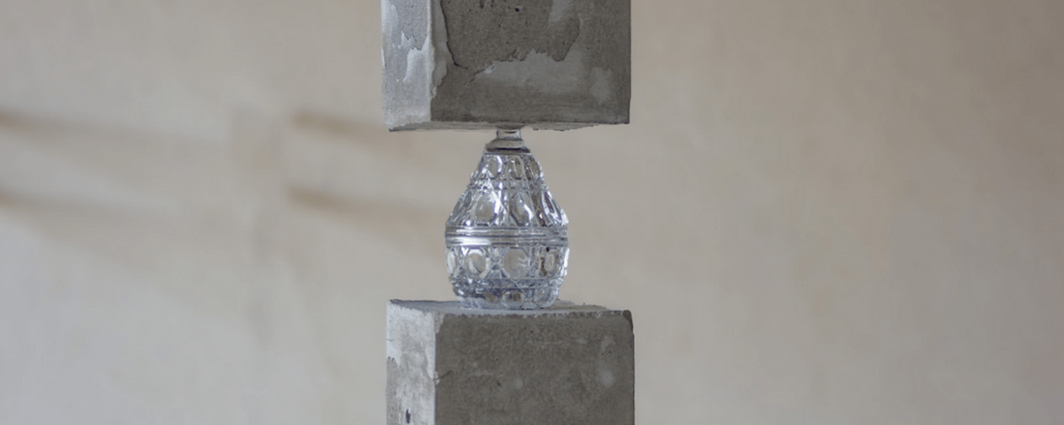 Objeto de cristal exposto na exposição "Cristaleira: o que não pode ser visto sem desmentir". 