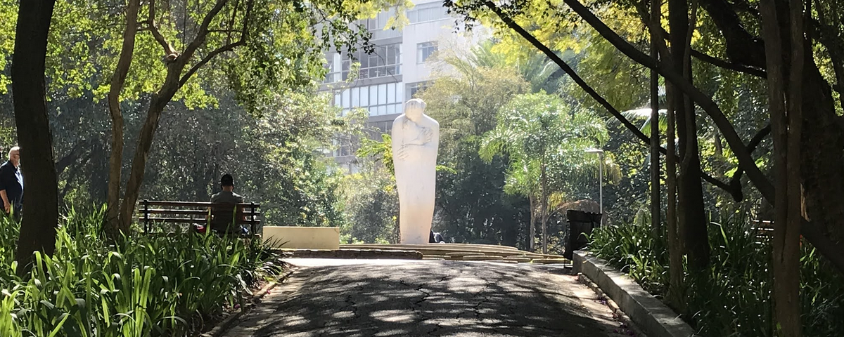 Entrada do Parque Buenos Aires, um dos parques onde é possível praticar yoga em SP. 