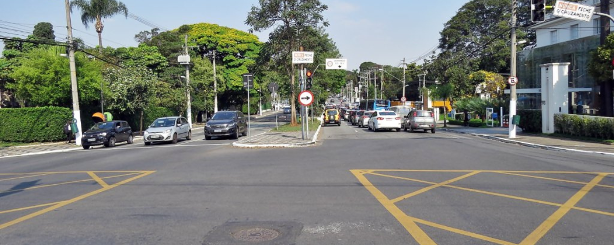 Avenida Brasil com diversos carros, localizada na Cidade de São Paulo. 