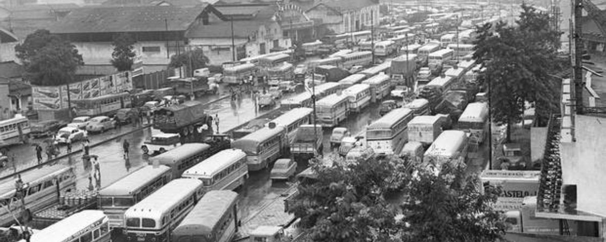 Retrato em preto e branco da Avenida Brasil no século passado. 