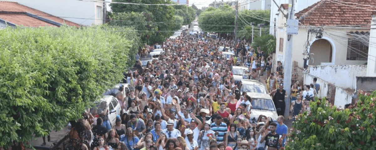 Multidão de pessoas curtindo o carnaval em SP nas ruas da cidade de São José do Rio Preto. 