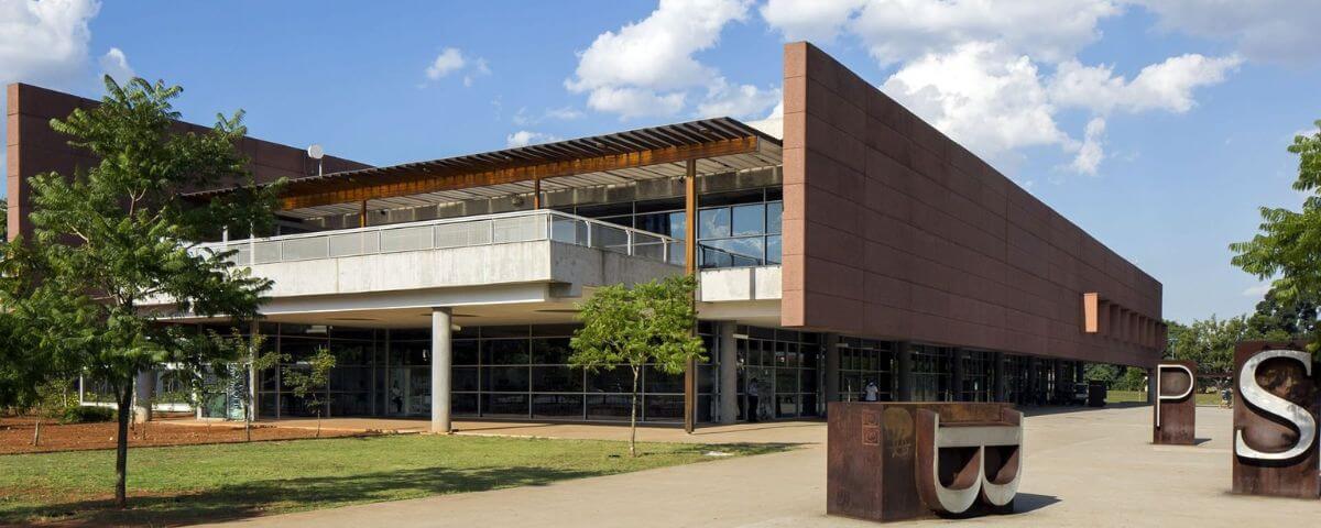 Fachada da Biblioteca de São Paulo tem estilo moderno e as letras  com as iniciais "BSP" na frente. 