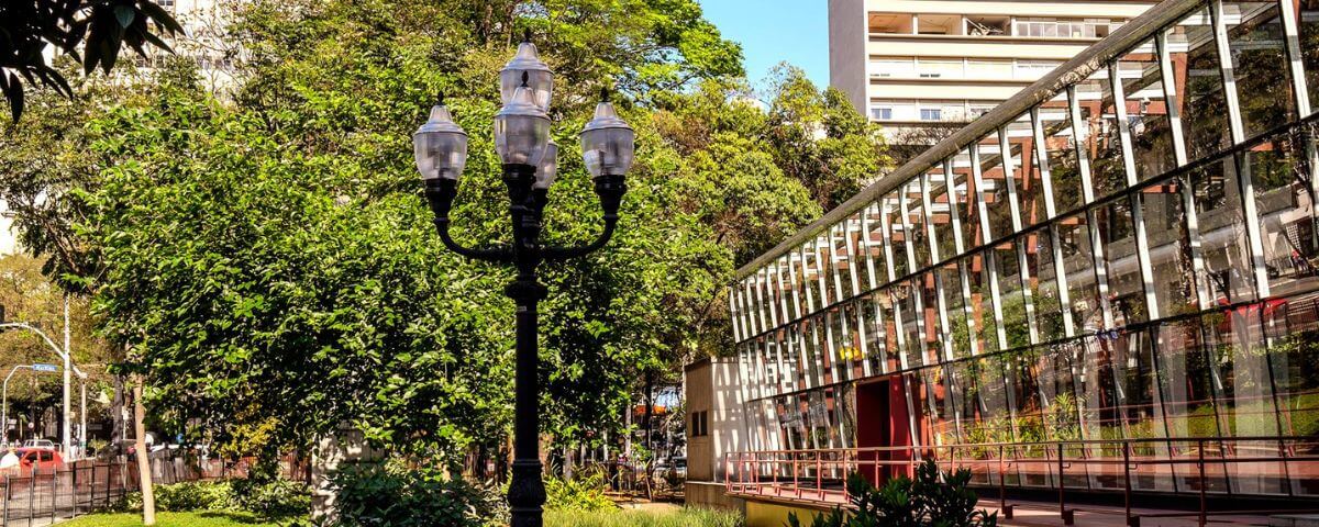 A Biblioteca Mário de Andrade possui diversos vidros em sua construção. Ela também é uma ótima opção para celebrar o Dia do Bibliotecário. 