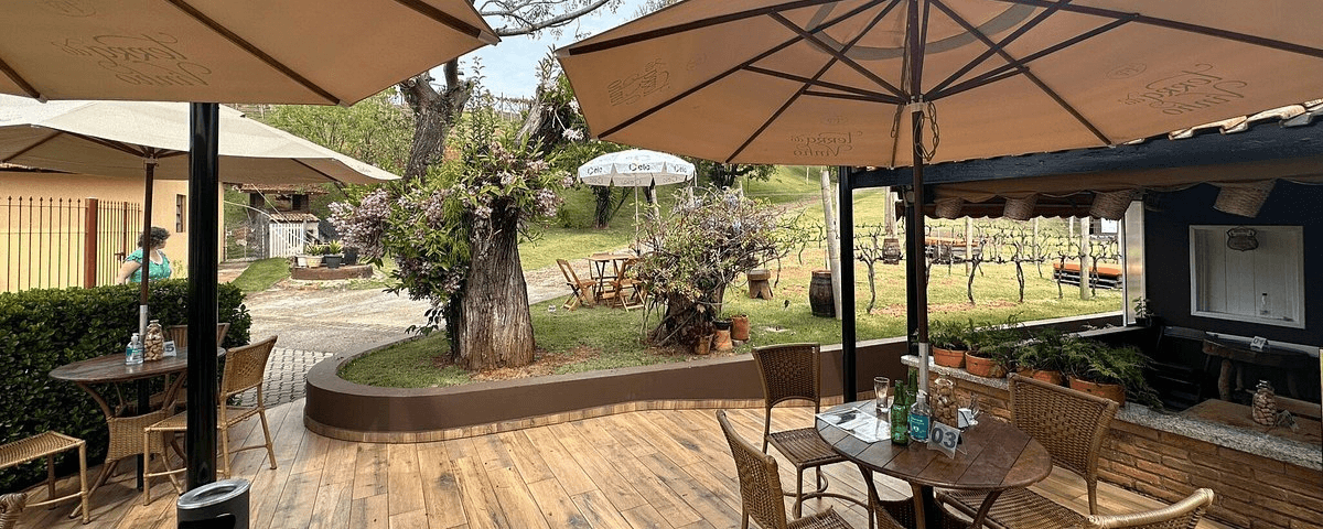 Mesas ao ar livre em uma vinícola. 