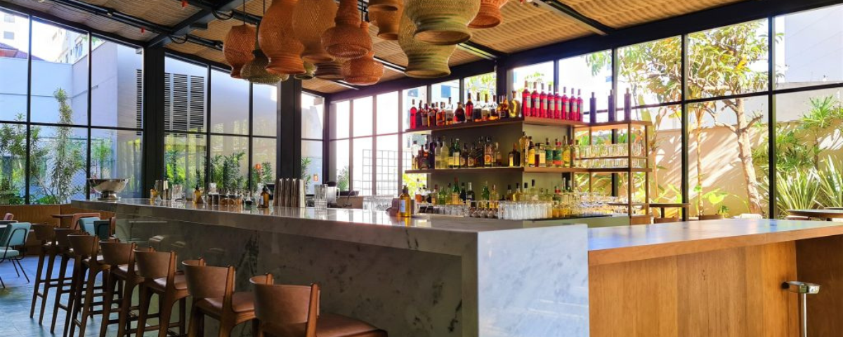O Canopy possui um bar com banquetas e é cercado por janelas de vidro. O local também vai ter uma celebração especial para o St. Patrick's Day em São Paulo. 