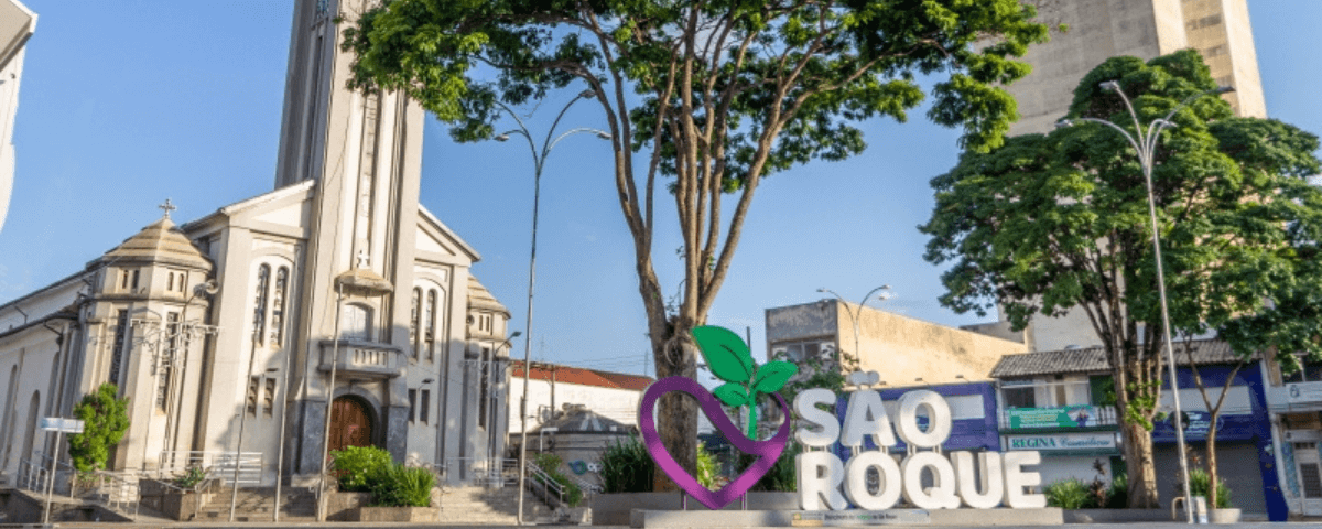 Igreja Matriz da cidade de São Roque com uma placa na frente escrito "São Roque" e um coração ao lado. 