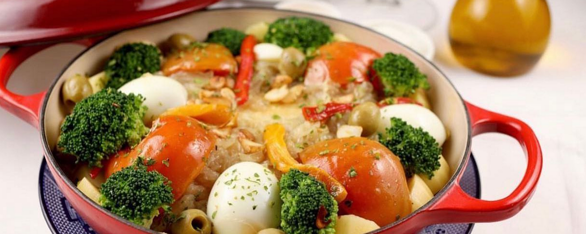 Panela com bacalhau, brócolis, ovos e outros ingredientes. Um prato perfeito para o feriado de Sexta-feira Santa 2024. 