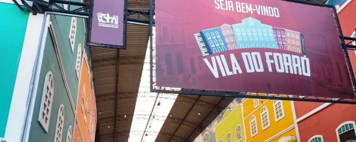 Placa escrito "Vila do Forró" no Centro de Tradições Nordestinas, que celebra a cultura nordestina. 