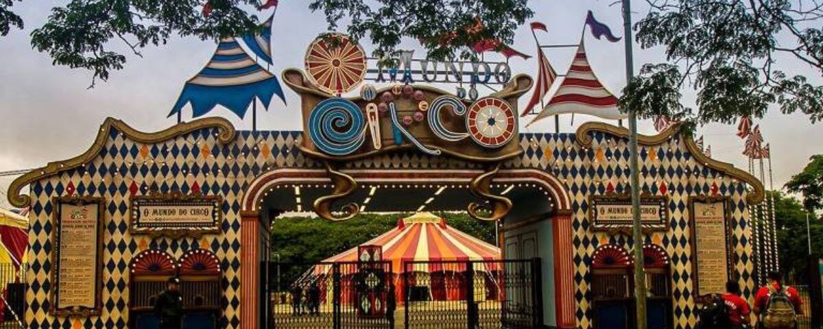 Entrada do Mundo do Circo, com um painel e diversos elementos coloridos. 