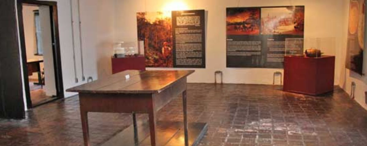 Interior da Casa do Tatuapé, com móveis históricos. 