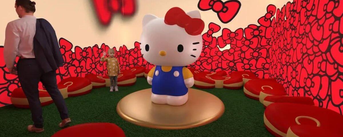 Boneca da Hello Kitty gigante em exposição. 