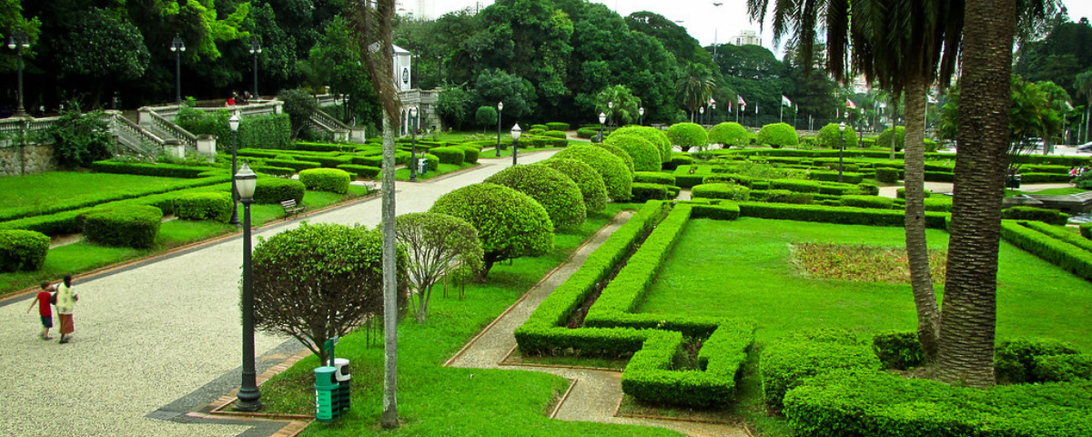 Jardins do Museu do Ipiranga com gramado verde claro, bem cuidado e ideal para fazer belas fotografias no Feriado de Tiradentes 2024.