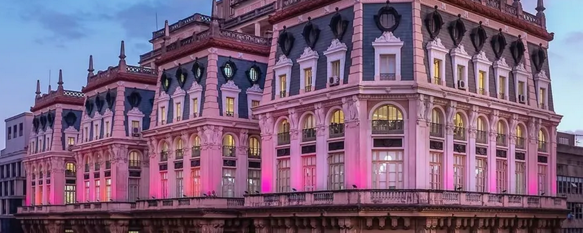 Edifício Martinelli iluminado com cores rosa. 