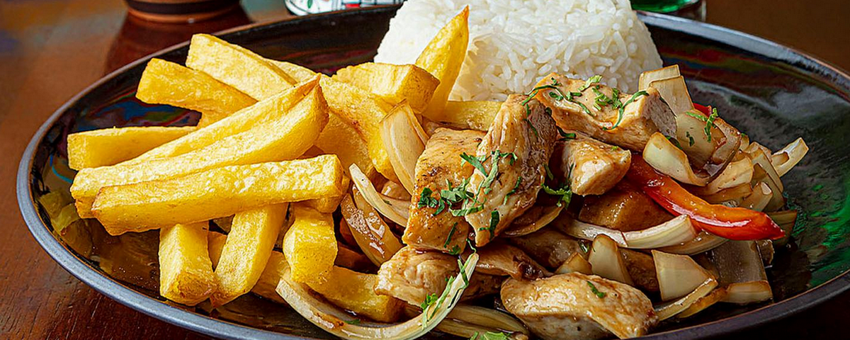 Prato com frango cortado em tiras, cebola, arroz e batata frita, servido em um dos restaurantes no Tatuapé. 