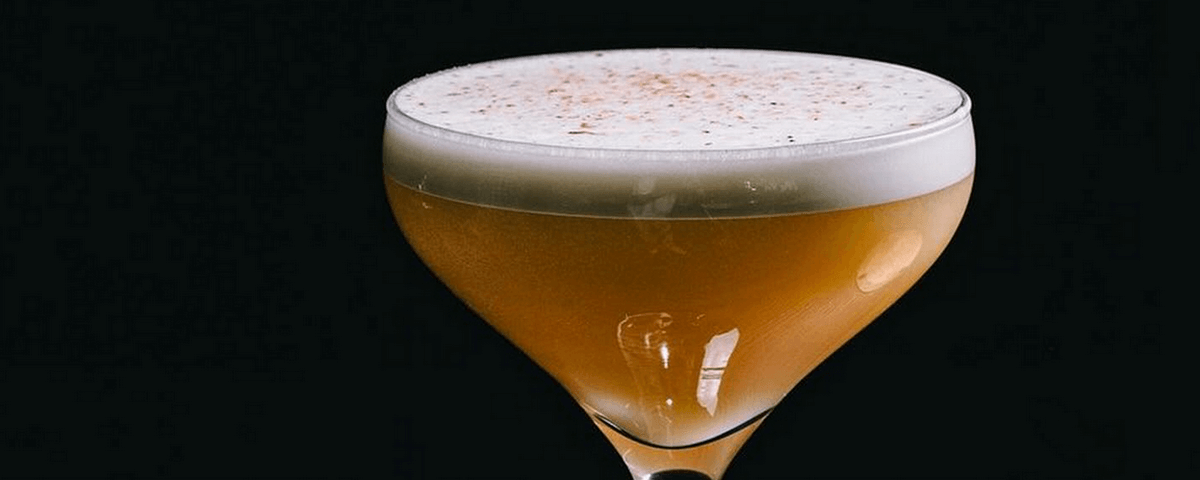 Drink com um pouco de espuma em cima sendo servido em um bar de SP que está na lista dos World's Best Bars.