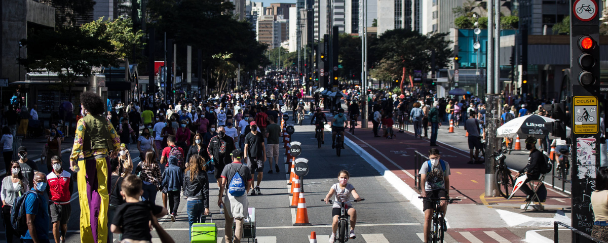 Diversas pessoas na Avenida Paulista, andando de bicicleta, a pé e aproveitando a via para carros fechada durante o Feriado de Tiradentes 2024. 