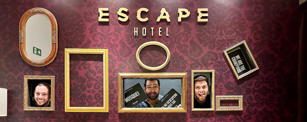 Parede do Escape Hotel, com quadros onde é possível colocar o rosto para tirar foto. O local é divertido e ideal para celebrar o Dia do Amigo 2024. 