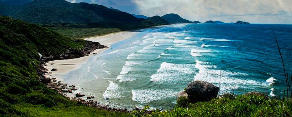 Praia vista de cima, localizada em uma região que abrange uma das reservas da Mata Atlântica.