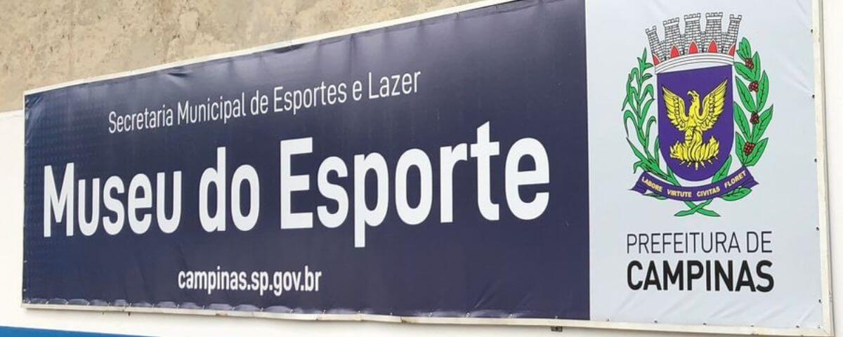 Banner com o nome do "Museu do Esporte", na entrada do mesmo, em Campinas. 