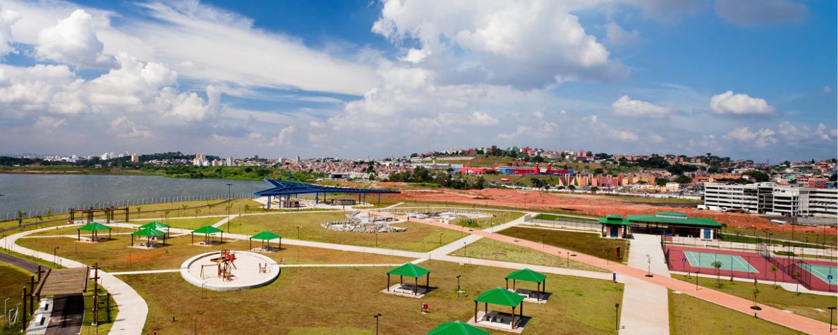 Espaço amplo, com grande área verde, no Parque Estadual Gabriel Chucre. É possível chegar no parque através do metrô de SP. 