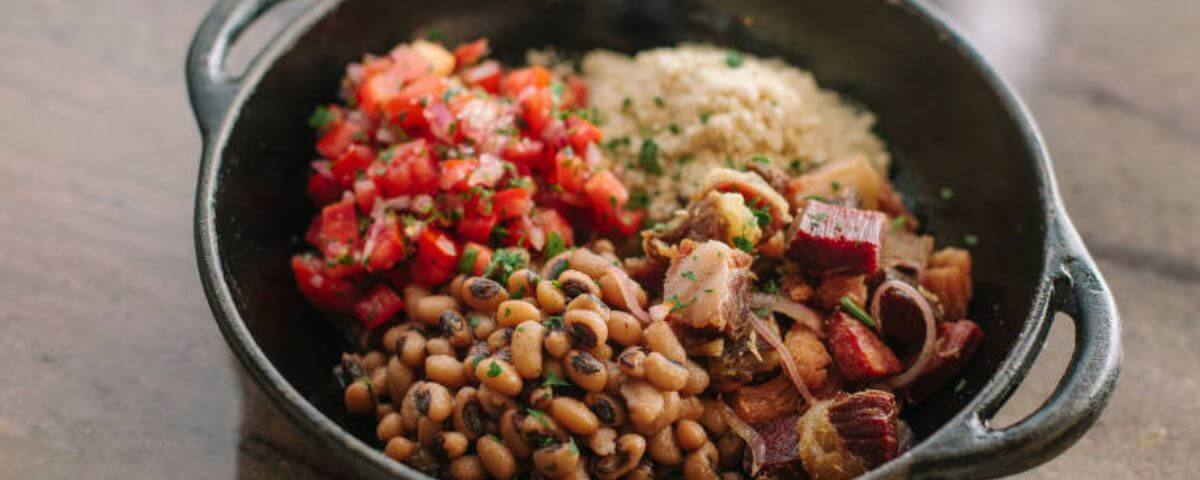 Tijela com feijão fradinho, arroz, vinagrete e carne de sol. 