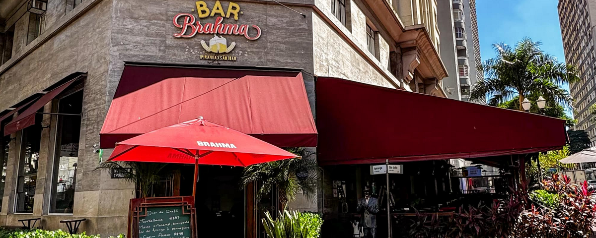 Fachada do Bar Brahma possui um toldo vermelho e o nome do bar. Lá também irão acontecer alguns eventos em junho. 