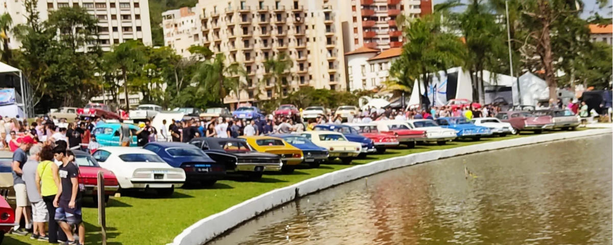 Diversos carros antigos parados no 9º Encontro Brasileiro de Autos Antigos, que faz parte da agenda de eventos em SP. 